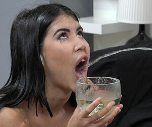Woman Dee in HD Urinating Movie Pee Degustating Deep throat
